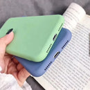 CAPINHA DE SILICONE PREMIUM IPHONE INTERIOR AVELUDADA COM LOGO MAÇA