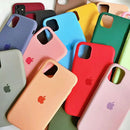 CAPINHA DE SILICONE PREMIUM IPHONE INTERIOR AVELUDADA COM LOGO MAÇA