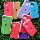 CAPINHA DE SILICONE PREMIUM IPHONE INTERIOR AVELUDADA COM LOGO MAÇA